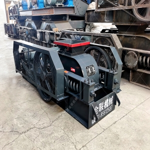 2PG1500X800大型對輥破碎機發(fā)貨圖片_發(fā)往陜西漢中_破碎石英砂