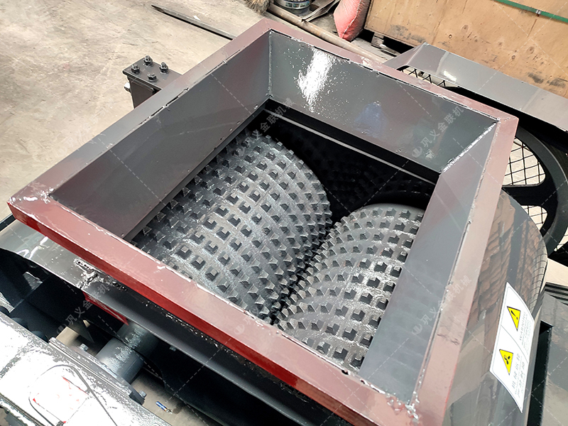 雙齒輥與光面輥差異解析：煤矸石破碎該選哪種對輥設(shè)備？